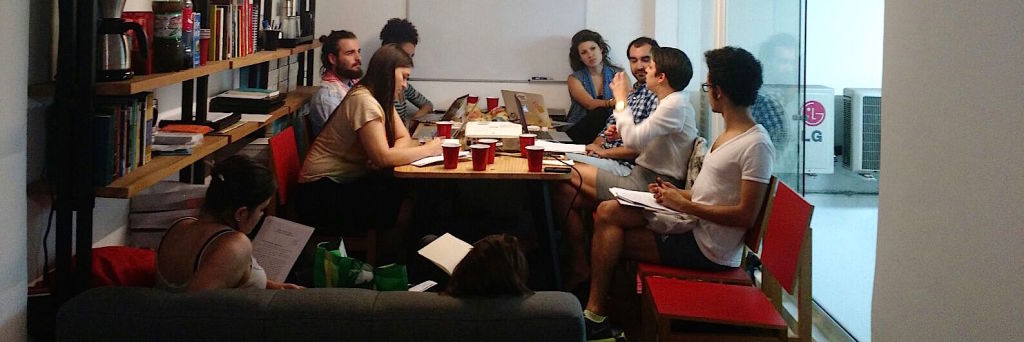 Foto da equipe do InternetLab, em uma reunião, sentados em uma mesa.